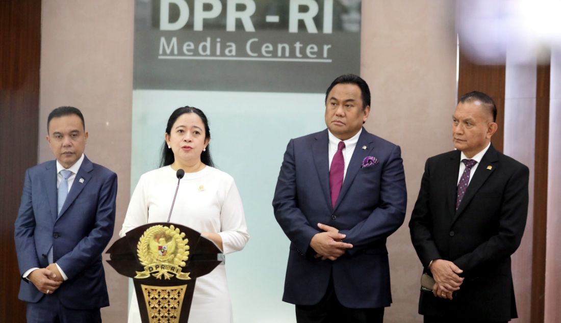 Ketua DPR RI Puan Maharani bersama Wakil Ketua DPR RI Lodewijk Freidrich Paulus, Sufmi Dasco Ahmad dan Rachmat Gobel saat memberikan keterangan mengenai supres soal Panglima TNI di Media Center DPR, Jakarta, Selasa (31/10). Presiden Joko Widodo mengirim surat usulan calon Panglima TNI pengganti Laksamana Yudo Margono kepada DPR RI. Dalam surat tersebut, Jokowi mengusulkan nama Jenderal Agus Subiyanto. - JPNN.com