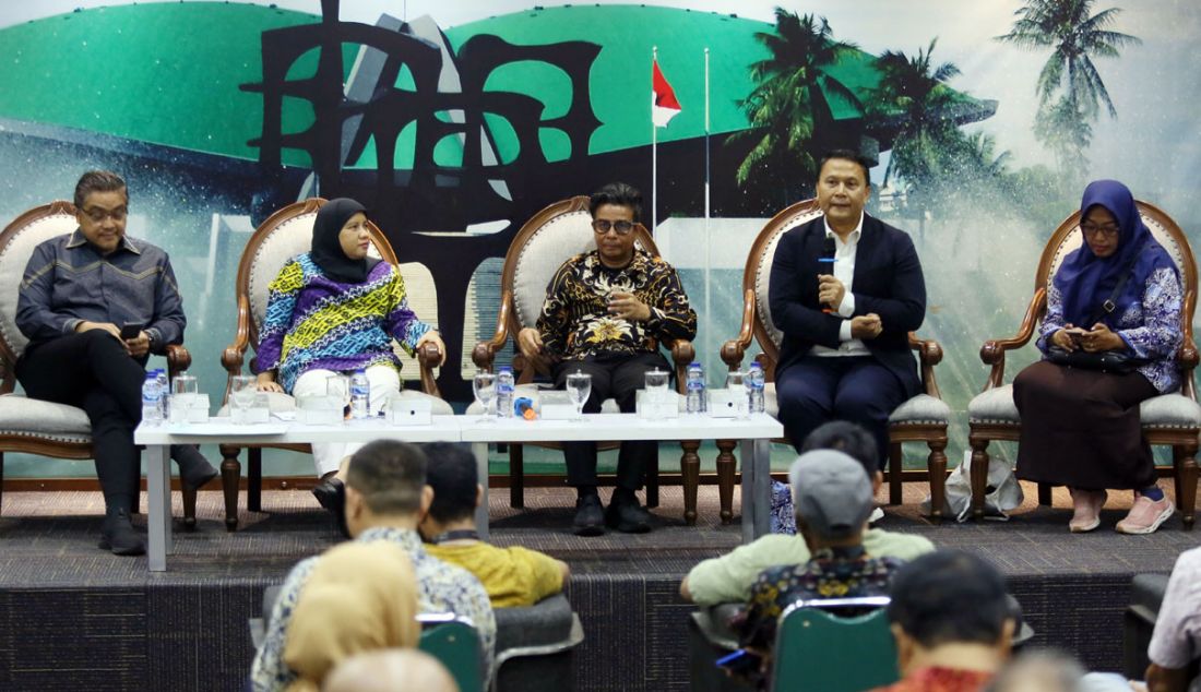 kiri: Wakil Ketua Komisi X DPR RI Dede Yusuf, Wakil Ketua Komisi VIII DPR RI Diah Pitaloka, Deputi SDMA KemenpanRB Alex Denni, Anggota Komisi II DPR RI Mardani Ali Sera dan Ketua Umum Guru HonorerHeti Kustrianingsih menjadi pembicara pada diskusi Dialektika Demokrasi dengan tema 