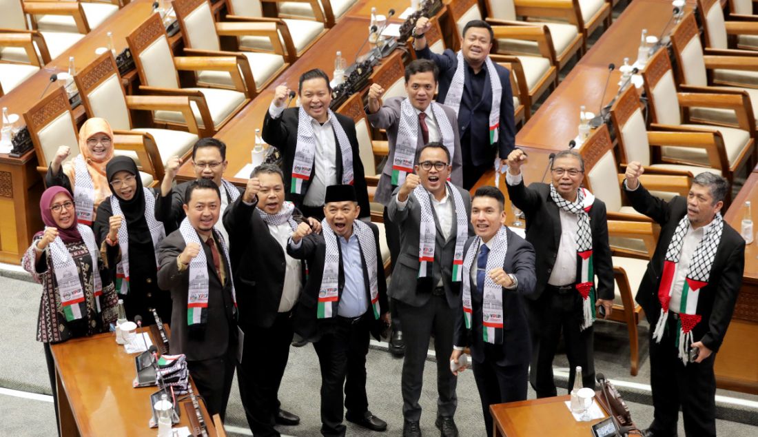 Sejumlah anggota DPR mengenakan syal Palestina saat mengikuti Rapat Paripurna Pembukaan Masa Persidangan II Tahun Sidang 2023-2024, Jakarta, Selasa (31/10). Pengenaan syal oleh anggota DPR itu sebagai bentuk solidaritas dan dukungan kepada Palestina yang tengah menghadapi serangan Israel yang telah mengakibatkan ribuan korban meninggal. - JPNN.com