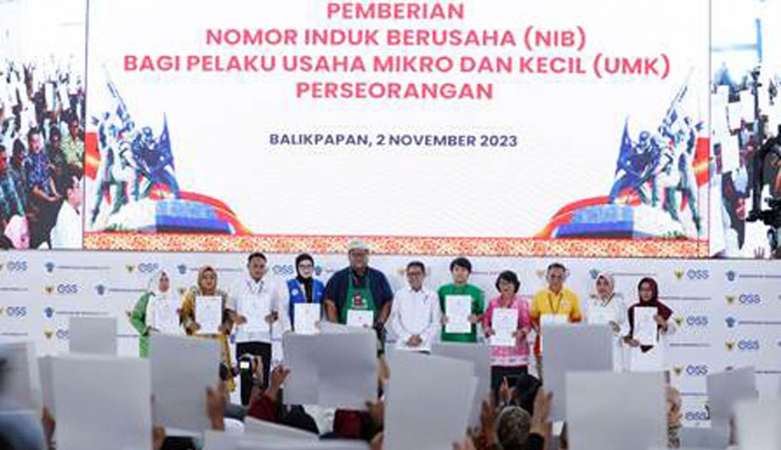 Para pelaku UMKM di Balikpapan, Kalimantan Timur, berfoto bersama seusai menerima Nomor Induk Berusaha (NIB) perorangan di Graha Dhomber, Balikpapan, Kamis (2/11). Salah satu pelaku UMKM yang menerima NIB adalah pemilik toko kelontong anggota Sampoerna Retail Community (SRC). SRC merupakan program salah satu program pembinaan UMKM oleh PT HM Sampoerna Tbk. (Sampoerna) di bawah Payung Program Keberlanjutan “Sampoerna Untuk Indonesia”. - JPNN.com