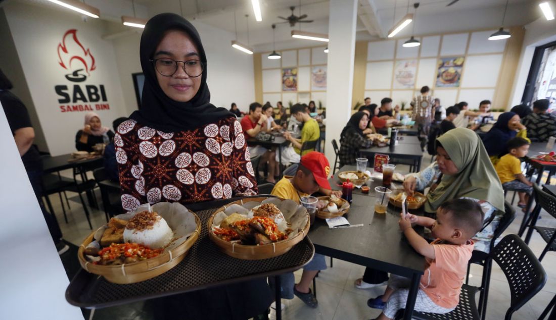 Pramusaji saat mengantarkan makanan seusai pembukaan restoran Sambal Bini (SABI) di Bintaro, Tangerang Selatan, Jumat (3/11). Dalam rangka pembukaan cabang kedua, Sambal Bini menawarkan beberapa promo menarik selama grand opening yakni makan gratis sebanyak 600 porsi selama 2 hari  pada tanggal 3-4 November 2023, khususnya konsumen yang memiliki KTP Tangsel, serta diskon 50% off selama 1 minggu setelah Grand Opening. - JPNN.com