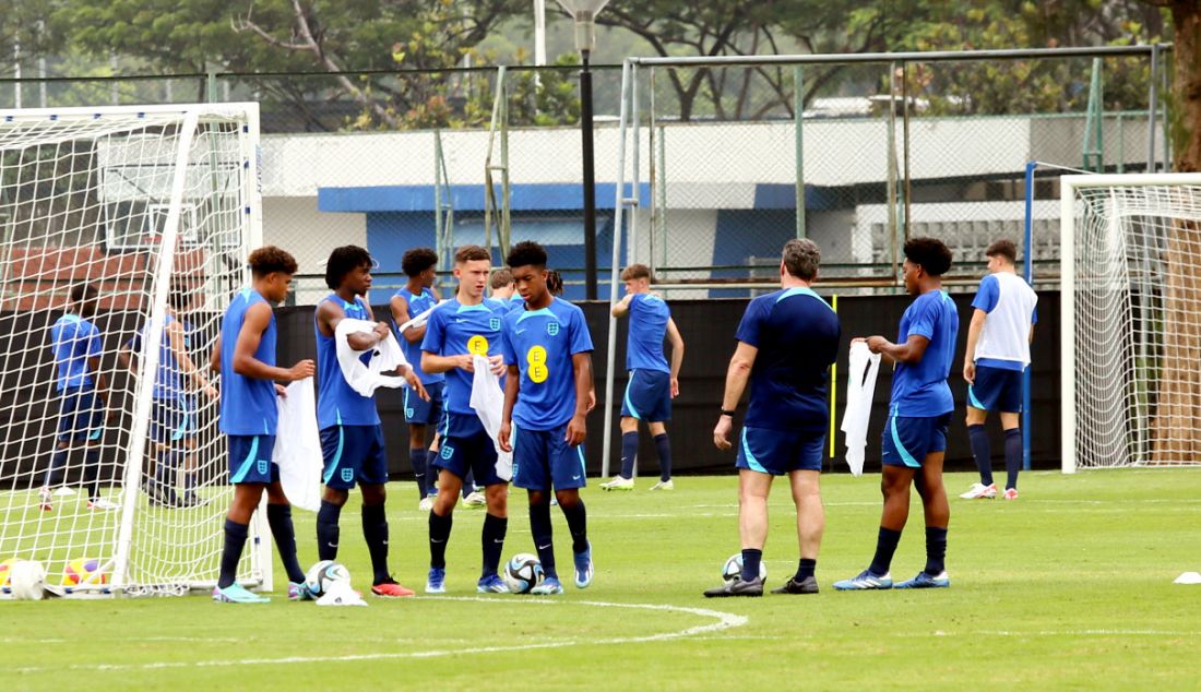 Timnas Inggris berlatih di Lapangan A, Kompleks GBK, Jakarta, Rabu (8/11). Inggris tergabung di Grup C Piala Dunia U-17 2023, bersama dengan Brasil, Iran dan Kaledonia Baru. - JPNN.com