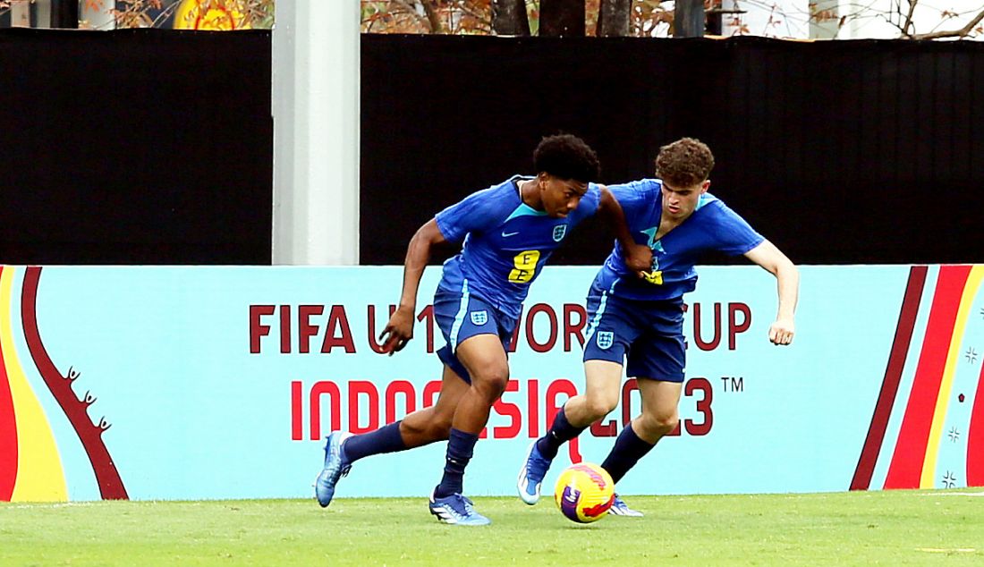 Timnas Inggris berlatih di Lapangan A, Kompleks GBK, Jakarta, Rabu (8/11). Inggris tergabung di Grup C Piala Dunia U-17 2023, bersama dengan Brasil, Iran dan Kaledonia Baru. - JPNN.com