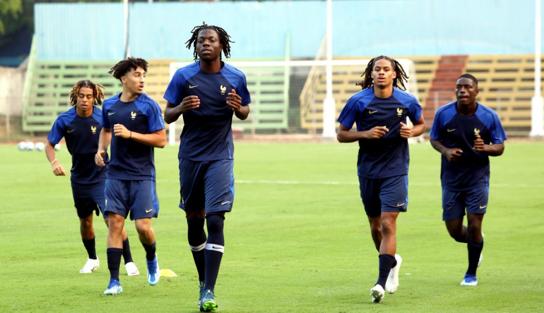 Timnas Prancis di Piala Dunia U-17 2023 berlatih di Stadion Soemantri Brodjonegoro, Jakarta, Rabu (8/11). Prancis berada di Grup E bersama dengan Burkina Faso, Korea Selatan, dan Amerika Serikat. - JPNN.com