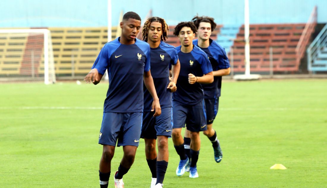 Timnas Prancis di Piala Dunia U-17 2023 berlatih di Stadion Soemantri Brodjonegoro, Jakarta, Rabu (8/11). Prancis berada di Grup E bersama dengan Burkina Faso, Korea Selatan, dan Amerika Serikat. - JPNN.com