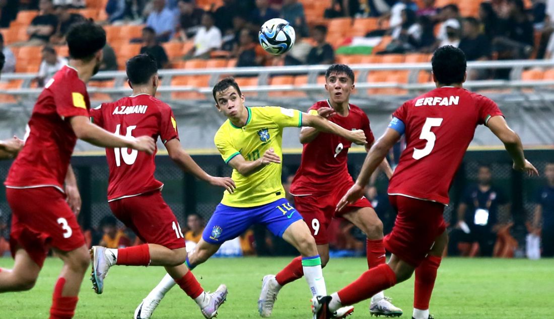 Pesepak bola Timnas U17 Brazil Dudu saat di jaga sejumlah pesepak bola Timnas Iran pada pertandingan babak penyisihan Grup C Piala Dunia U-17 2023 di Stadion JIS, Jakarta, Sabtu (11/11). Iran menang atas Brazil dengan skor 3-2. - JPNN.com