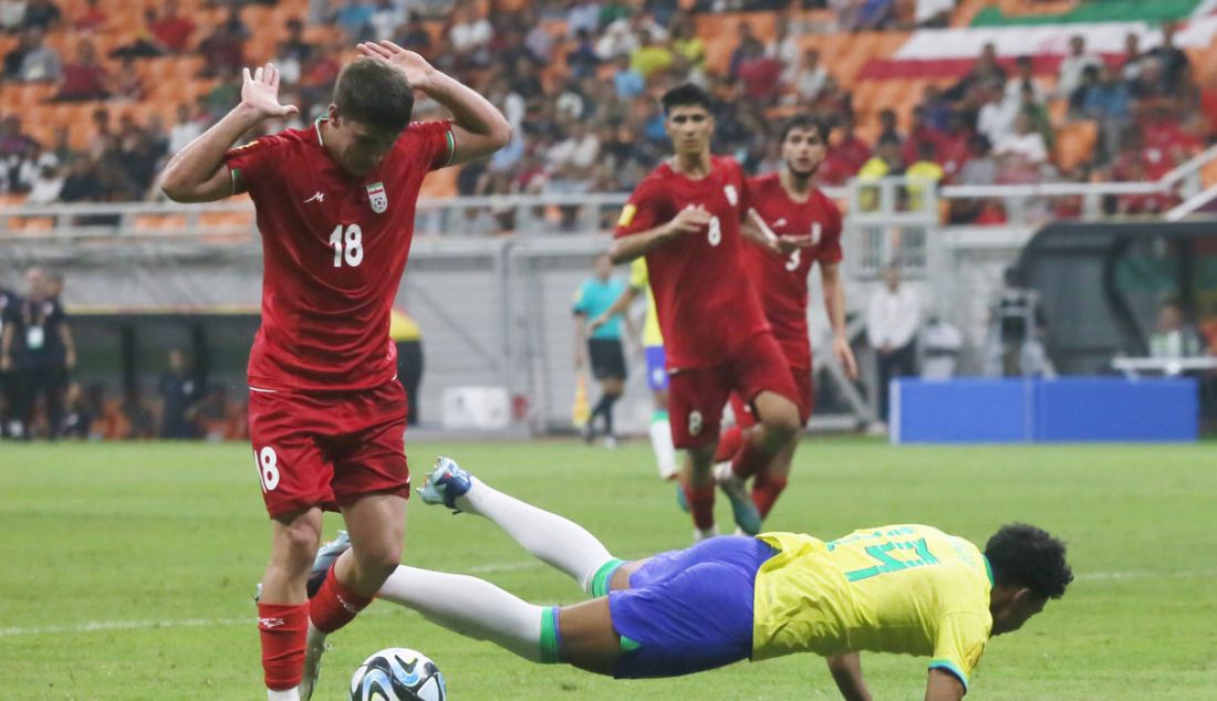 Pesepak bola Timnas U17 Brazil Luighi saat terjatuh pada pertandingan babak penyisihan Grup C Piala Dunia U-17 2023 di Stadion JIS, Jakarta, Sabtu (11/11). Iran menang atas Brazil dengan skor 3-2. - JPNN.com
