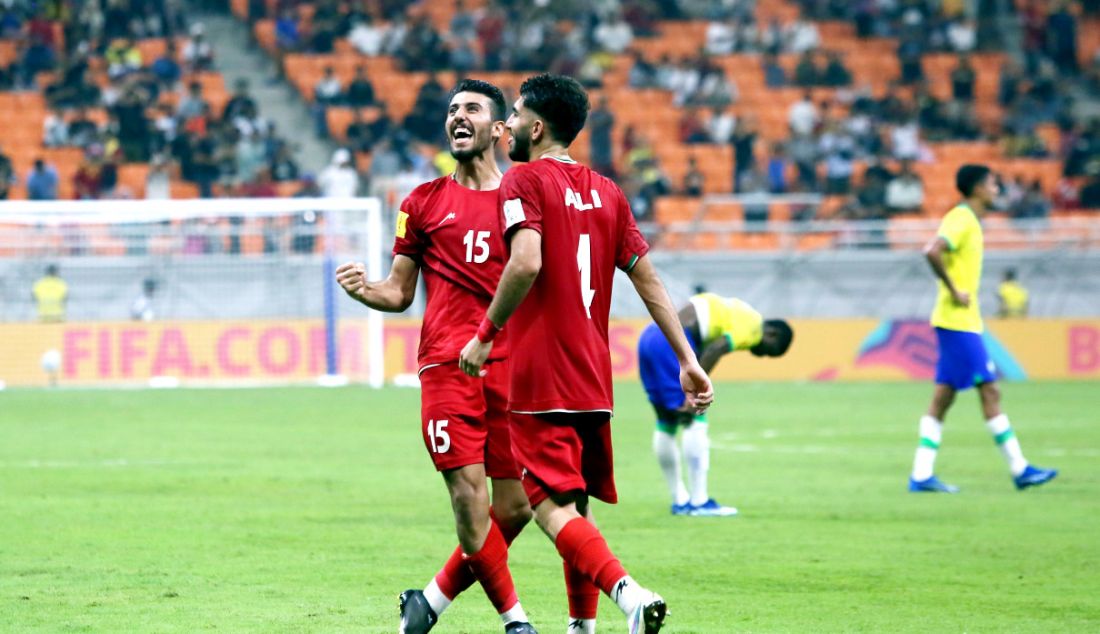 Sejumlah pesepak bola Timnas U17 Iran melakukan selebrasi seusai mengalahkan Brazil pada pertandingan babak penyisihan Grup C Piala Dunia U-17 2023 di Stadion JIS, Jakarta, Sabtu (11/11). Iran menang atas Brazil dengan skor 3-2. - JPNN.com