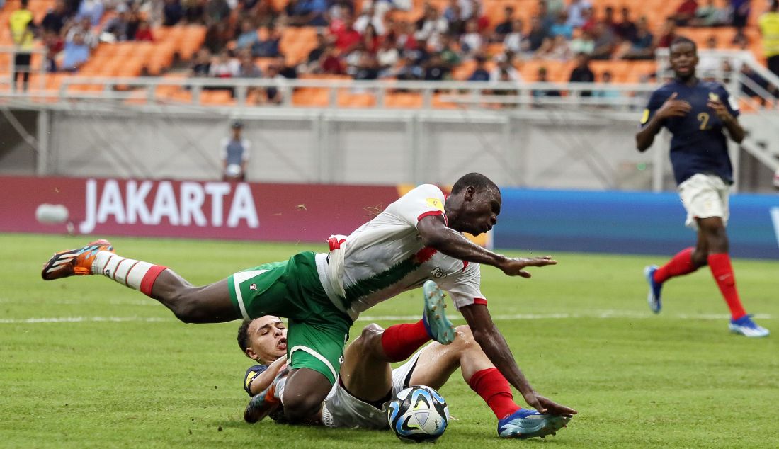 Pesepak bola Timnas U17 Burkina Faso saat dijatuhkan pesepak bola Timnas U17 Prancis Bougma Appolinaire pada pertandingan babak penyisihan Grup E Piala Dunia U-17 2023 di Stadion JIS, Jakarta, Minggu (12/11). Prancis menang atas Burkina Faso dengan skor 3-0. - JPNN.com