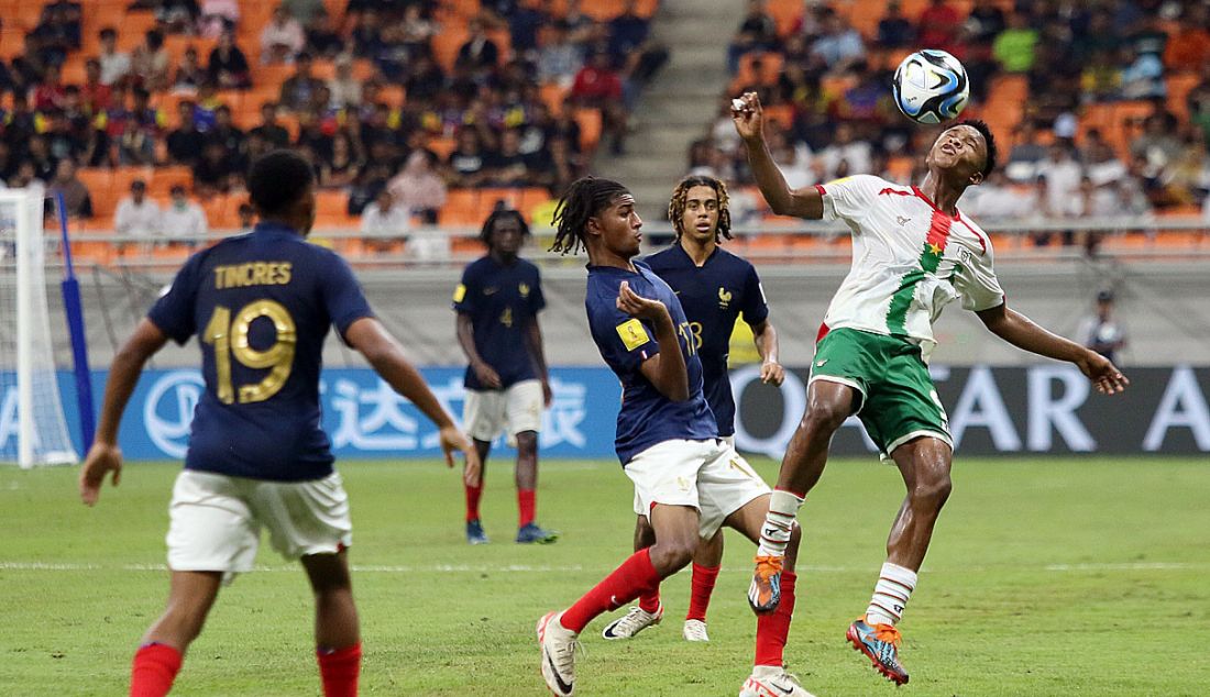 Pesepak bola Timnas U17 Burkina Faso Traore Junior pada pertandingan babak penyisihan Grup E Piala Dunia U-17 2023 di Stadion JIS, Jakarta, Minggu (12/11). Prancis menang atas Burkina Faso dengan skor 3-0. - JPNN.com