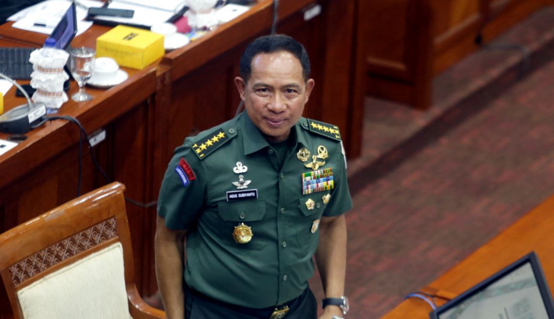 Calon Panglima TNI Jenderal Agus Subiyanto saat mengikuti rapat dengar pendapat umum (RDPU) dengan Komisi I DPR di Gedung DPR, Jakarta, Senin (13/11). Rapat tersebut mendengarkan visi dan misi calon Panglima TNI. - JPNN.com