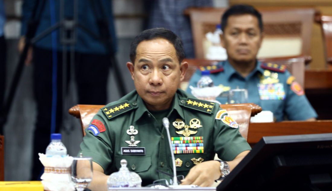 Calon Panglima TNI Jenderal Agus Subiyanto saat mengikuti rapat dengar pendapat umum (RDPU) dengan Komisi I DPR di Gedung DPR, Jakarta, Senin (13/11). - JPNN.com