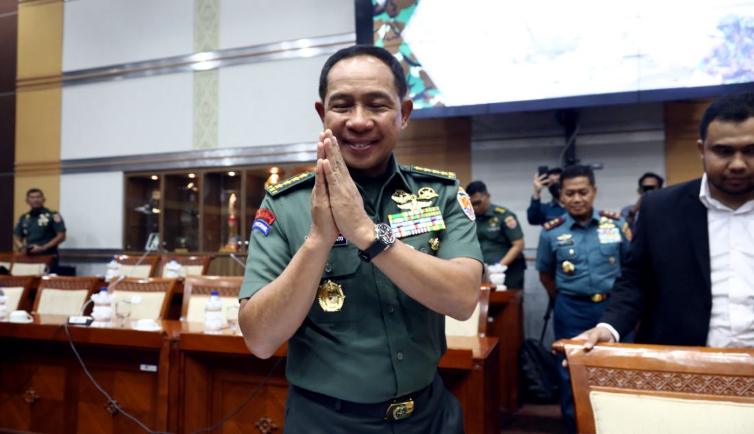 Calon Panglima TNI Jenderal Agus Subiyanto saat mengikuti rapat dengar pendapat umum (RDPU) dengan Komisi I DPR di Gedung DPR, Jakarta, Senin (13/11). Rapat tersebut mendengarkan visi dan misi calon Panglima TNI. - JPNN.com