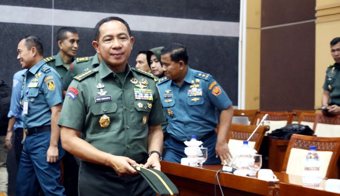 Calon Panglima TNI Jenderal Agus Subiyanto saat mengikuti rapat dengar pendapat umum (RDPU) dengan Komisi I DPR di Gedung DPR, Jakarta, Senin (13/11). Rapat tersebut mendengarkan visi dan misi calon Panglima TNI. - JPNN.com