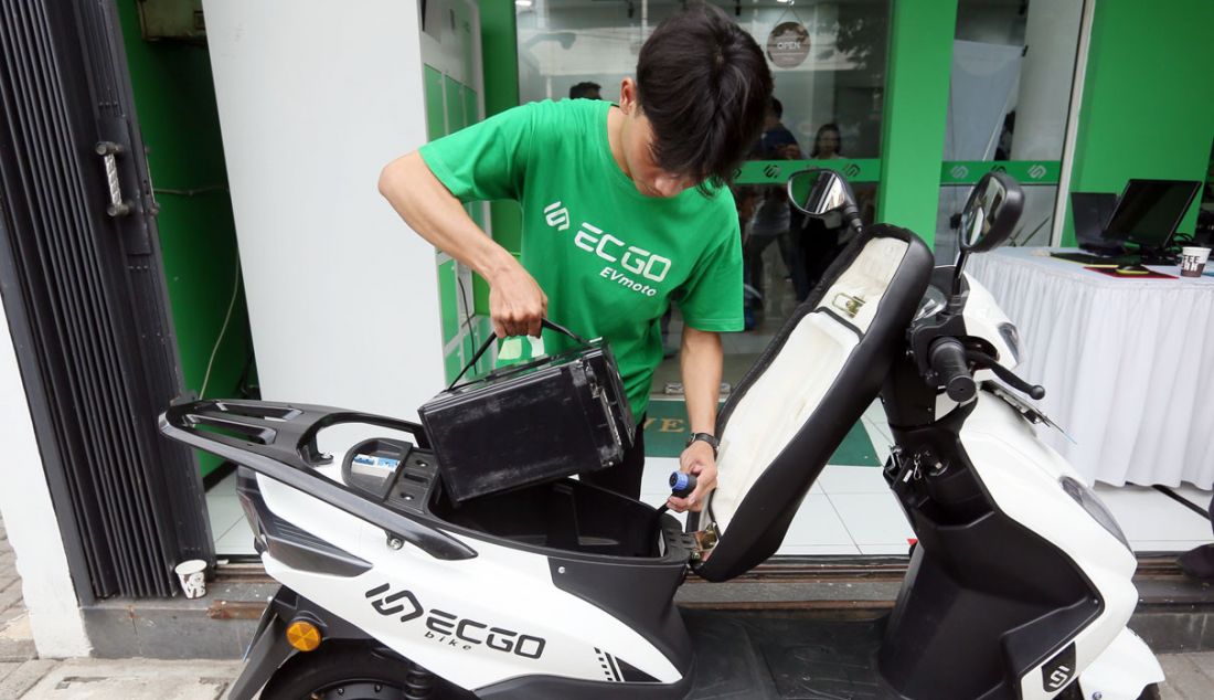 Pegawai saat melakukan pergantian baterai motor di Kantor ECGO EV Moto, Jakarta, Senin (13/11). Dalam rangka meningkatkan akses terhadap transportasi yang ramah lingkungan di Indonesia, ECGO, bekerja sama dengan distributor resminya, EVMOTO, telah meluncurkan motor listrik ECGO 3 A/T dengan harga terjangkau sebesar 7,9 juta rupiah. Motor ini membawa solusi ekonomis berbasis teknologi canggih untuk semua lapisan masyarakat Indonesia. - JPNN.com