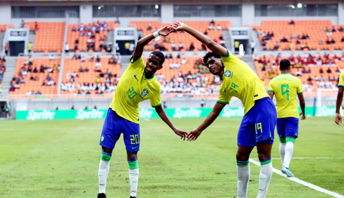 Pesepak bola Timnas U17 Brazil Estevao melakukan selebrasi seusai mencetak gol ke gawang Timnas U17 Kaledonia Baru pada pertandingan babak penyisihan Grup C Piala Dunia U-17 2023 di Stadion JIS, Jakarta, Selasa (14/11). Brazil menang atas Keledonia Baru dengan skor 9-0. - JPNN.com