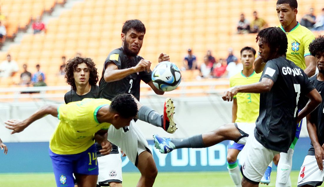 Pesepak bola Timnas U17 Brazil Joao Victor saat berduel dengan dua pesepak bola Timnas U17 Kaledonia Baru pada pertandingan babak penyisihan Grup C Piala Dunia U-17 2023 di Stadion JIS, Jakarta, Selasa (14/11). Brazil menang atas Keledonia Baru dengan skor 9-0. - JPNN.com