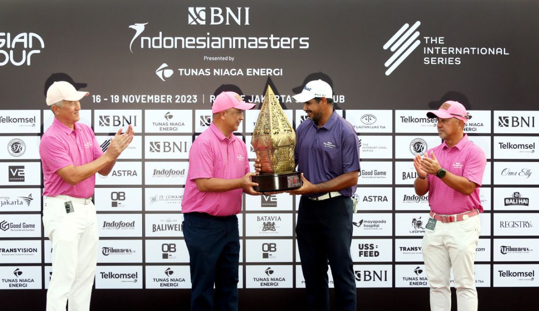 Founder of Indonesian Masters Jimmy Masrin (kiri) bersama Direktur Utama BNI Royke Tumilaar (kedua kiri) dan Chairman PT Tunas Niaga Energi (TNE) Jubilant Arda Harmidy (kanan) memberikan piala kepada pegolf India Gaganjeet Bhullar (kedua kanan) usai memenangi turnamen golf BNI Indonesian Masters 2023 presented by Tunas Niaga Energi di Royale Jakarta Golf Club, Jakarta, Minggu (19/11). Gaganjeet Bhullar berhasil menjadi juara pertama dengan hadiah uang sebesar 270.000 dolar AS. - JPNN.com