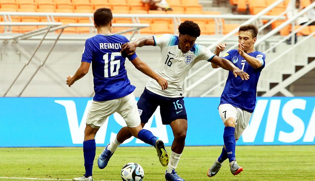 Dua pesepak bola Timnas U17 Uzbekistan berusaha menghentikan pergerakan pesepak bola Timnas U17 Inggris Lewis-Skelly Myles pada pertandingan babak perdelapan final Piala Dunia U-17 2023 di Stadion JIS, Jakarta, Rabu (22/11). Timnas U17 Uzbekistan menang atas Timnas U17 Inggris dengan skor 2-1. - JPNN.com