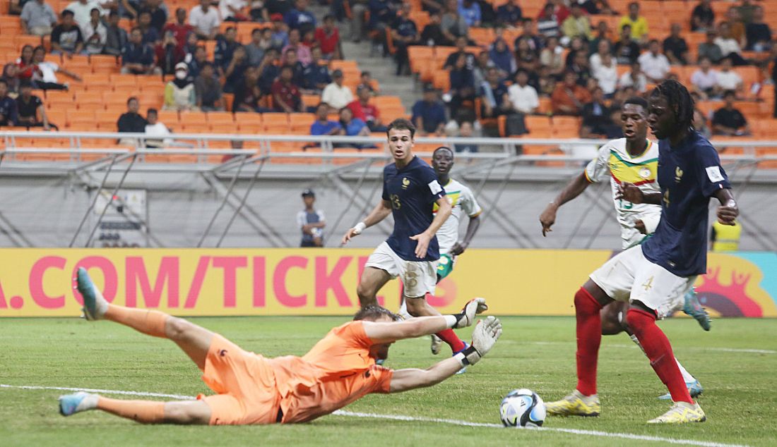 Kiper Timnas U17 Prancis Argney Paul berhasil memblok bola pada pertandingan perdelapan final Piala Dunia U-17 2023 di Stadion JIS, Jakarta, Rabu (22/11). Prancis menang atas Senegal dalam adu penalti dengan skor 5-3. - JPNN.com