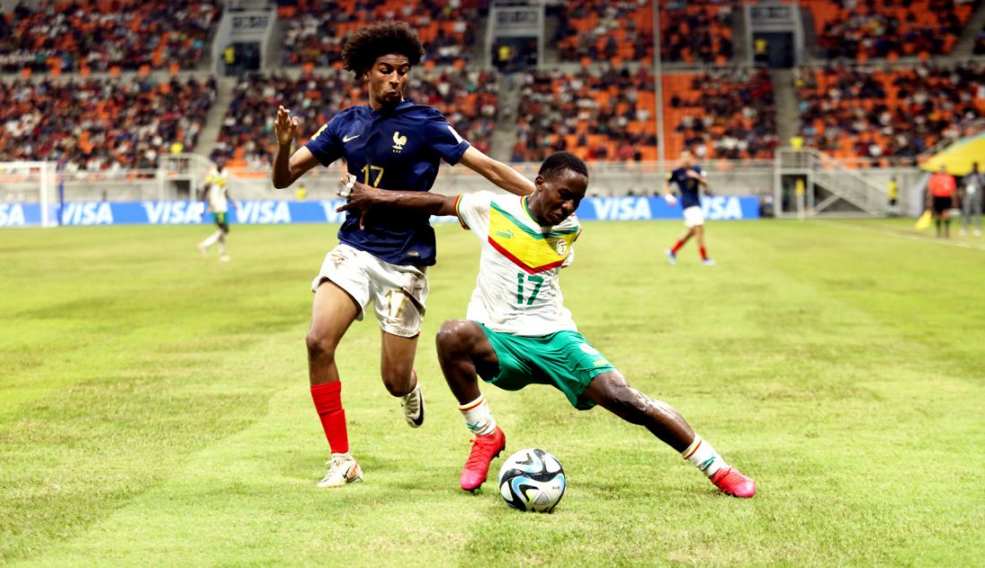 Pesepak bola Timnas U17 Prancis Diallo Tidiane (kanan) berduel dengan pesepak bola Timnas U17 Senegal Diallo Ibrahima pada pertandingan perdelapan final Piala Dunia U-17 2023 di Stadion JIS, Jakarta, Rabu (22/11). Prancis menang atas Senegal dalam adu penalti dengan skor 5-3. - JPNN.com
