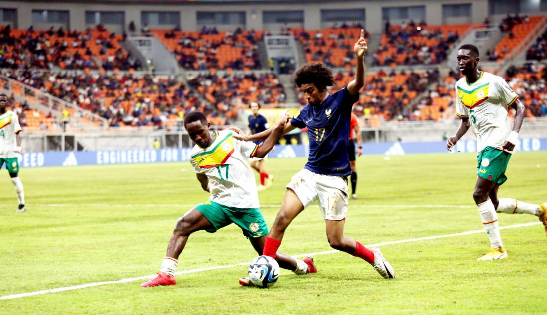 Pesepak bola Timnas U17 Prancis Diallo Tidiane (kanan) berduel dengan pesepak bola Timnas U17 Senegal Diallo Ibrahima pada pertandingan perdelapan final Piala Dunia U-17 2023 di Stadion JIS, Jakarta, Rabu (22/11). Prancis menang atas Senegal dalam adu penalti dengan skor 5-3. - JPNN.com