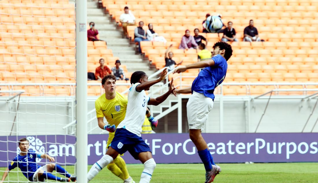 Pesepak bola Timnas U17 Uzbekistan Saidov Amirbek saat mencetak gol ke gawang Timnas U17 Inggris melalui sundulan kepala pada pertandingan babak perdelapan final Piala Dunia U-17 2023 di Stadion JIS, Jakarta, Rabu (22/11). Timnas U17 Uzbekistan menang atas Timnas U17 Inggris dengan skor 2-1. - JPNN.com