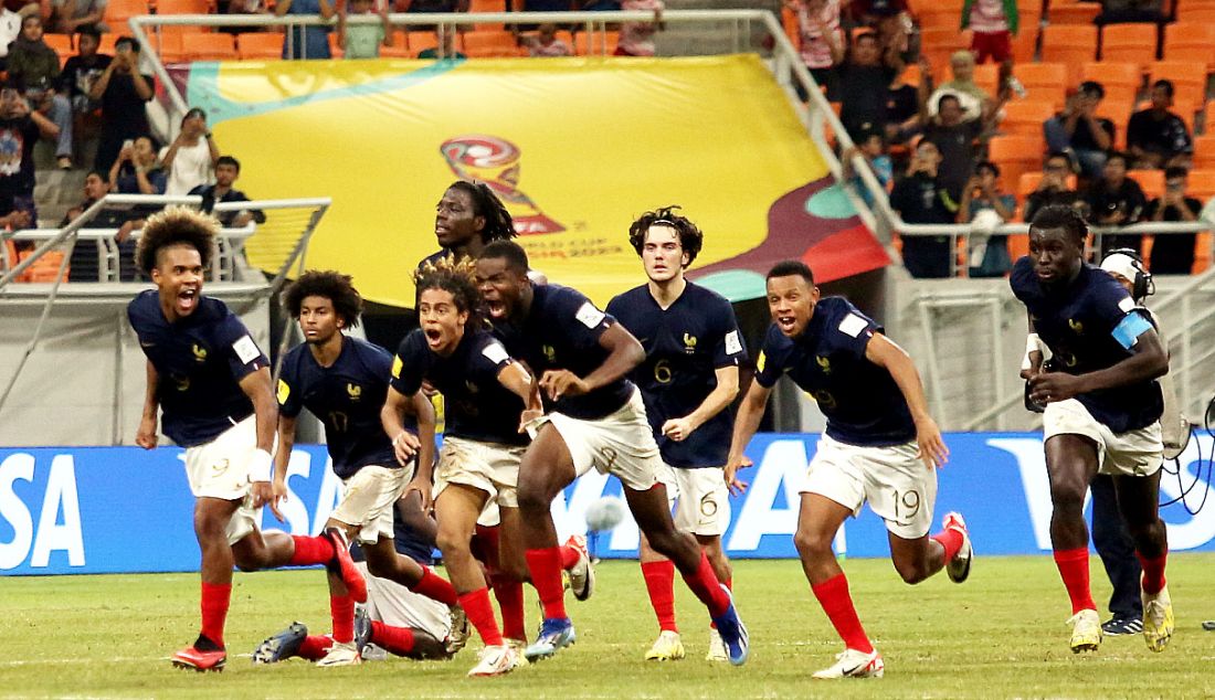 Sejumlah pesepak bola Timnas U17 Prancis merayakan kemenangan seusai mengalahkan Timnas U17 Senegal pada pertandingan perdelapan final Piala Dunia U-17 2023 di Stadion JIS, Jakarta, Rabu (22/11). Prancis menang atas Senegal dalam adu penalti dengan skor 5-3. - JPNN.com
