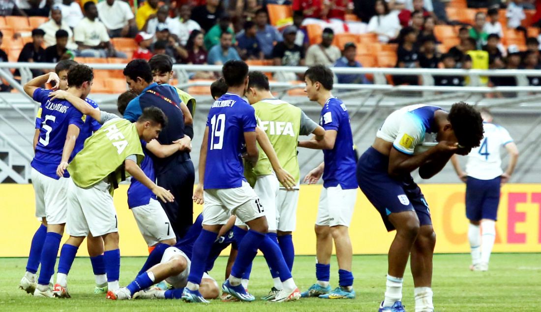 Sejumlah pesepak bola Timnas U17 Uzbekistan meluapkan kegembiraan seusai mengalahkan Timnas U17 Inggris pada pertandingan babak perdelapan final Piala Dunia U-17 2023 di Stadion JIS, Jakarta, Rabu (22/11). Timnas U17 Uzbekistan menang atas Timnas U17 Inggris dengan skor 2-1. - JPNN.com