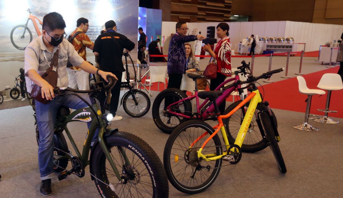 Pengunjung saat berkeliling melihat stand pameran seusai pembukaan Pameran Dagang B2B China Homelife Indonesia ke-5 di JIExpo Kemayoran, Jakarta, Kamis (23/11).Pameran beragam produk manufaktur China ini diikuti lebih dari 1.018 perusahaan dari Zhejiang, Guangdong, Sichuan, Jiangsu, dan daerah lainnya, dengan lebih dari 2.000 booth pameran. - JPNN.com