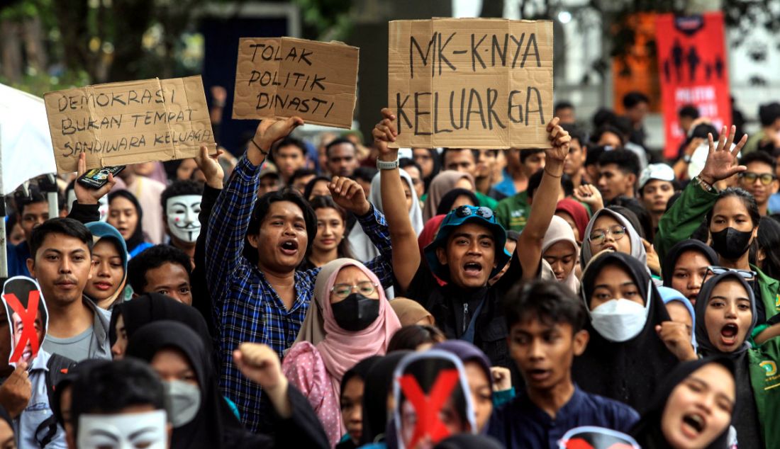 Ribuan mahasiswa dari Aliansi Jaga Demokrasi menggelar Mimbar Demokrasi “Mahasiswa Bersama Rakyat Tolak Politik Dinasti dan Pelanggaran HAM di halaman Kampus Institut Senin Indonesia (ISI) Yogyakarta, Kamis (23/11). Gelaran Mimbar Demokrasi bertujuan agar masyarakat melek akan situasi bangsa agar tidak mundur dalam menjaga demokrasi di Indonesia di Pilpres 2024. - JPNN.com