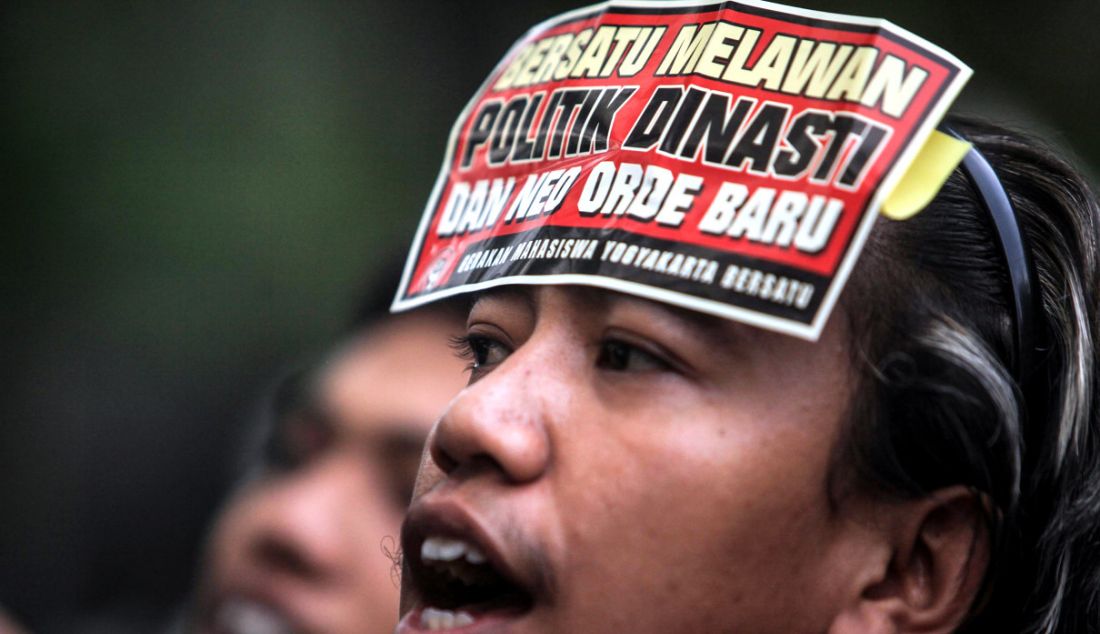 Ribuan mahasiswa dari Aliansi Jaga Demokrasi menggelar Mimbar Demokrasi “Mahasiswa Bersama Rakyat Tolak Politik Dinasti dan Pelanggaran HAM di halaman Kampus Institut Senin Indonesia (ISI) Yogyakarta, Kamis (23/11). Gelaran Mimbar Demokrasi bertujuan agar masyarakat melek akan situasi bangsa agar tidak mundur dalam menjaga demokrasi di Indonesia di Pilpres 2024. - JPNN.com