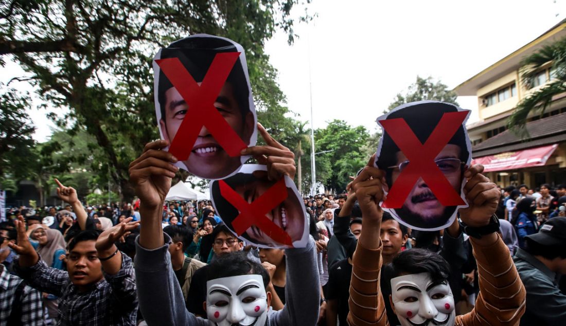 Ribuan mahasiswa dari Aliansi Jaga Demokrasi menggelar Mimbar Demokrasi “Mahasiswa Bersama Rakyat Tolak Politik Dinasti dan Pelanggaran HAM di halaman Kampus Institut Senin Indonesia (ISI) Yogyakarta, Kamis (23/11). Gelaran Mimbar Demokrasi bertujuan agar masyarakat melek akan situasi bangsa agar tidak mundur dalam menjaga demokrasi di Indonesia di Pilpres 2024. - JPNN.com