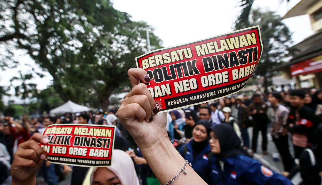 Ribuan mahasiswa dari Aliansi Jaga Demokrasi menggelar Mimbar Demokrasi “Mahasiswa Bersama Rakyat Tolak Politik Dinasti dan Pelanggaran HAM di halaman Kampus Institut Senin Indonesia (ISI) Yogyakarta, Kamis (23/11). Gelaran Mimbar Demokrasi bertujuan agar masyarakat melek akan situasi bangsa agar tidak mundur dalam menjaga demokrasi di Indonesia di Pilpres 2024. - JPNN.com