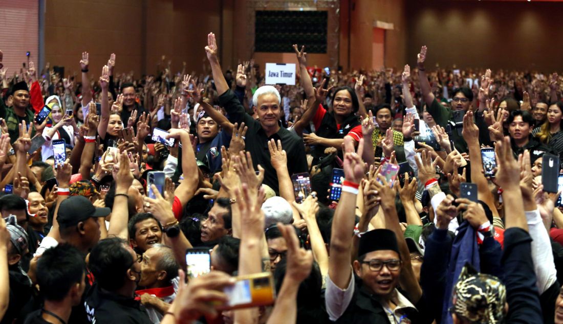 Capres Ganjar Pranowo saat menghadiri Rapat Koordinasi Nasional Sukarelawan Ganjar-Mahfud, Jakarta, Senin (27/11). Rakor tersebut dihadiri 8.000 pimpinan sukarelawan. - JPNN.com
