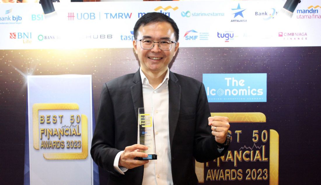 Direktur Keuangan BRI Life Lim Chet Ming memperlihatkan plakat penghargaan Best 50 Financial Institution Awards 2023 Title: Best Brand Popularity Life Insurance >10T Category saat acara “5 th Anniversary Best 50 Financial Institution Awards 2023: Making 2024 The Year of Economic and Business Confidence”, Jakarta, Selasa (28/11). Keberhasilan ini komitmen BRI Life untuk terus tumbuh berkelanjutan dan tangguh mengeksekusi sehingga BRI Life dapat terus mempertahankan serta meningkatkan prestasi. - JPNN.com