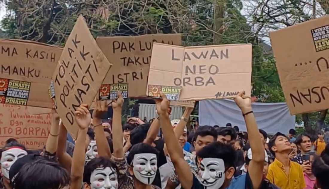 Ratusan mahasiswa dari berbagai kampus menggelar mimbar bebas di Lapangan Reformasi Unika St. Thomas, Medan, Sumatera Utara, Kamis (30/11). Ratusan mahasiswa hadir dengan membawa poster penolakan politik dinasti sekaligus penolakan terhadap pelanggaran HAM. - JPNN.com