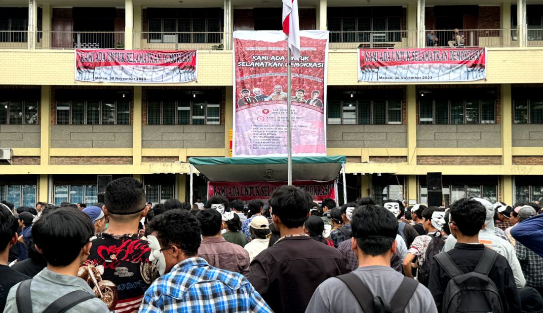 Ratusan mahasiswa dari berbagai kampus menggelar mimbar bebas di Lapangan Reformasi Unika St. Thomas, Medan, Sumatera Utara, Kamis (30/11). Ratusan mahasiswa hadir dengan membawa poster penolakan politik dinasti sekaligus penolakan terhadap pelanggaran HAM. - JPNN.com