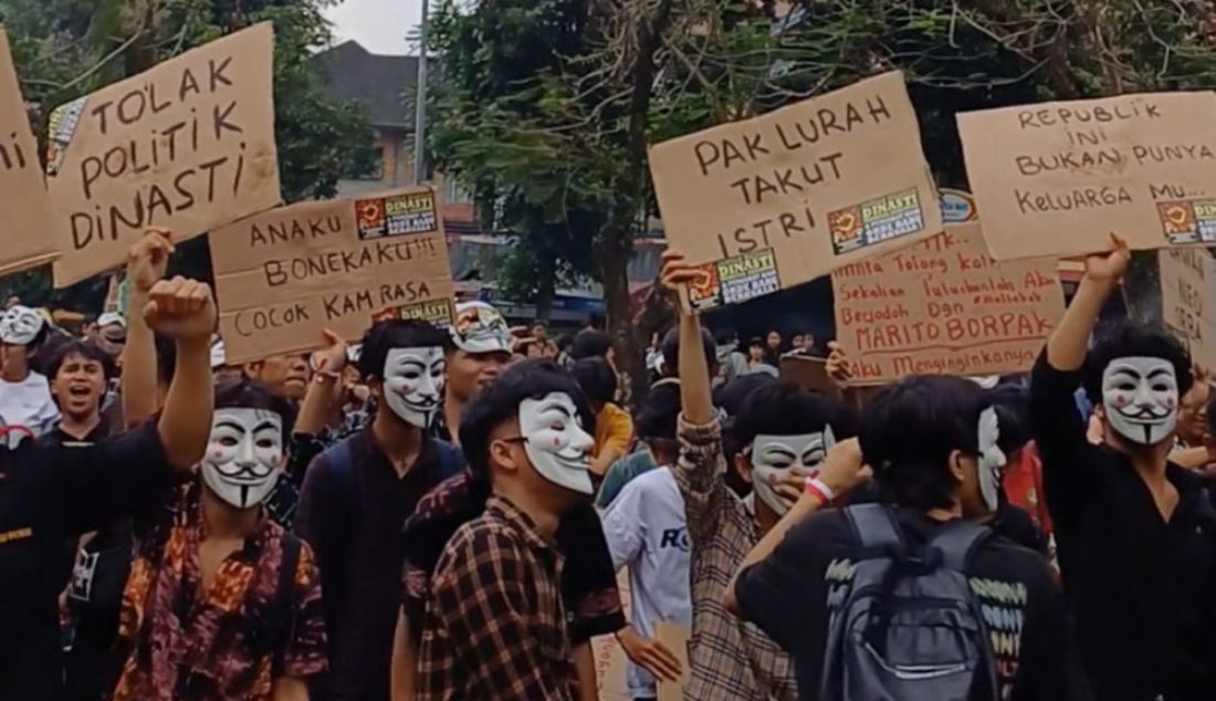 Ratusan mahasiswa dari berbagai kampus menggelar mimbar bebas di Lapangan Reformasi Unika St. Thomas, Medan, Sumatera Utara, Kamis (30/11). Ratusan mahasiswa hadir dengan membawa poster penolakan politik dinasti sekaligus penolakan terhadap pelanggaran HAM. - JPNN.com