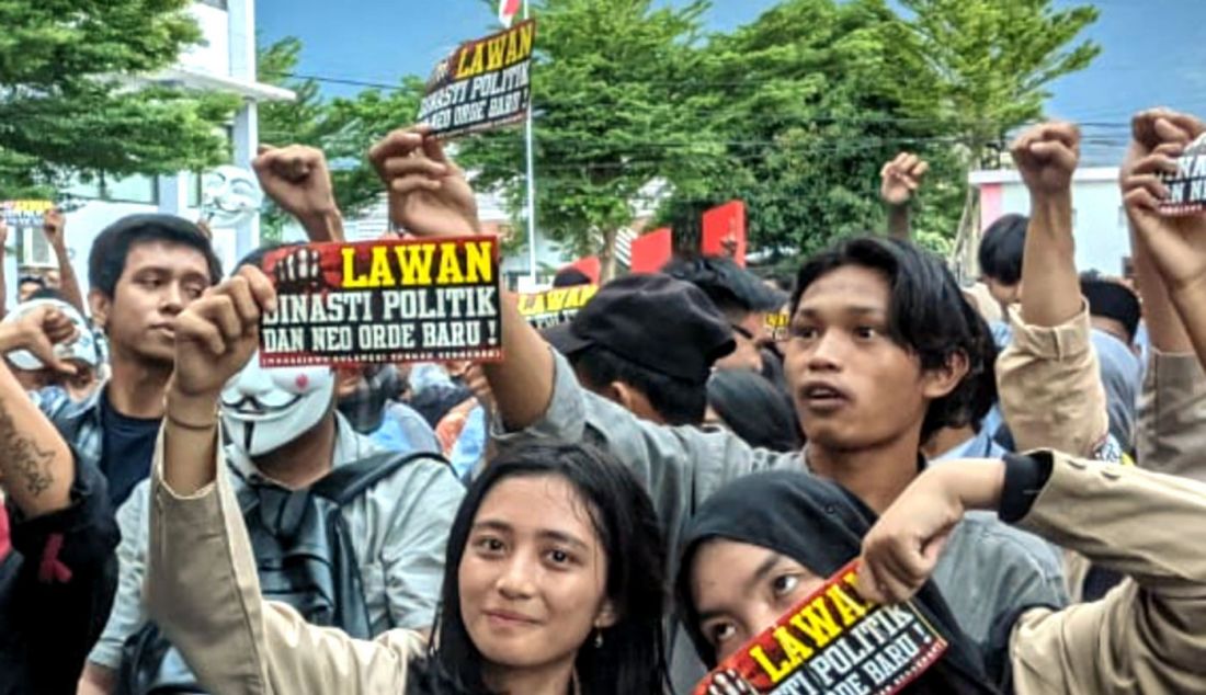 Ratusan mahasiswa dari berbagai kampus mengikuti mimbar demokrasi di halaman Universitas Abdul Aziz Lamadjido STIE STISIP Panca Bhakti, Palu, Sulawesi Tengah, Jumat (1/12). Mimbar Demokrasi yang diikuti oleh mahasiswa, dosen, budayawan, seniman dan tokoh masyarakat ini digelar dalam menolak dan perlawanan terhadap Politik Dinasti dan menolak Pelanggaran HAM. - JPNN.com