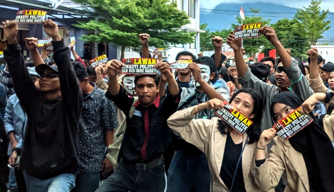 Ratusan mahasiswa dari berbagai kampus mengikuti mimbar demokrasi di halaman Universitas Abdul Aziz Lamadjido STIE STISIP Panca Bhakti, Palu, Sulawesi Tengah, Jumat (1/12). Mimbar Demokrasi yang diikuti oleh mahasiswa, dosen, budayawan, seniman dan tokoh masyarakat ini digelar dalam menolak dan perlawanan terhadap Politik Dinasti dan menolak Pelanggaran HAM. - JPNN.com