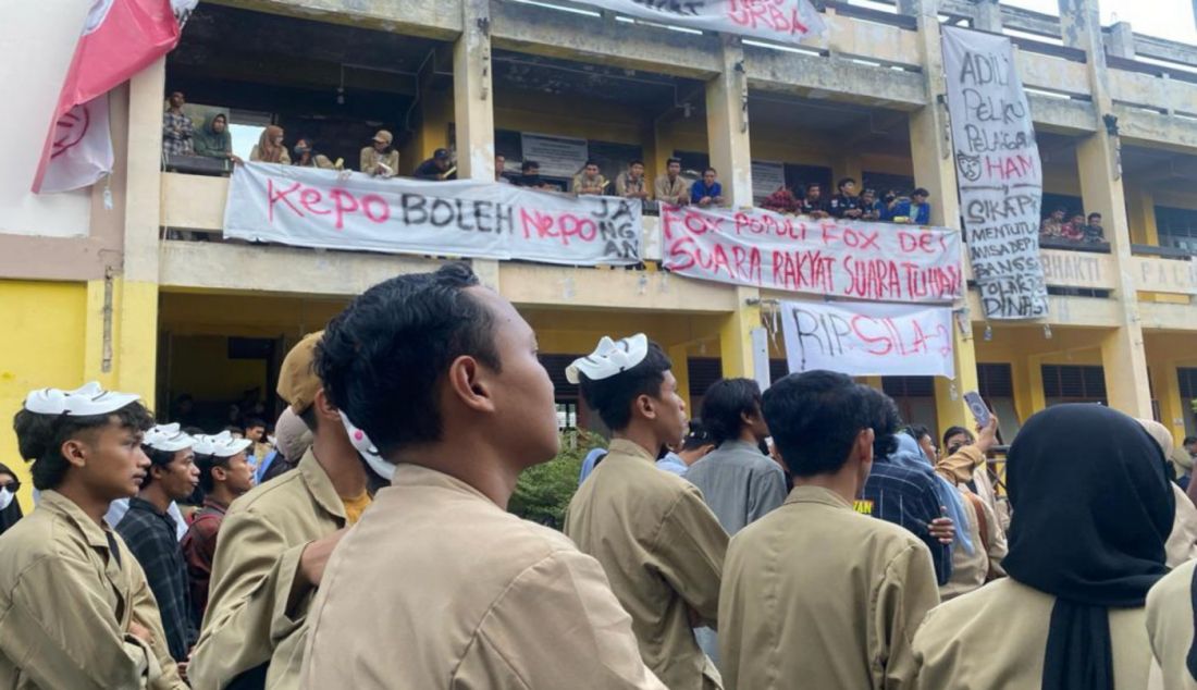 Ratusan mahasiswa dari berbagai kampus mengikuti mimbar demokrasi di halaman Universitas Abdul Aziz Lamadjido STIE STISIP Panca Bhakti, Palu, Sulawesi Tengah, Jumat (1/12). Mimbar Demokrasi yang diikuti oleh mahasiswa, dosen, budayawan, seniman dan tokoh masyarakat ini digelar dalam menolak dan perlawanan terhadap Politik Dinasti dan menolak Pelanggaran HAM. - JPNN.com