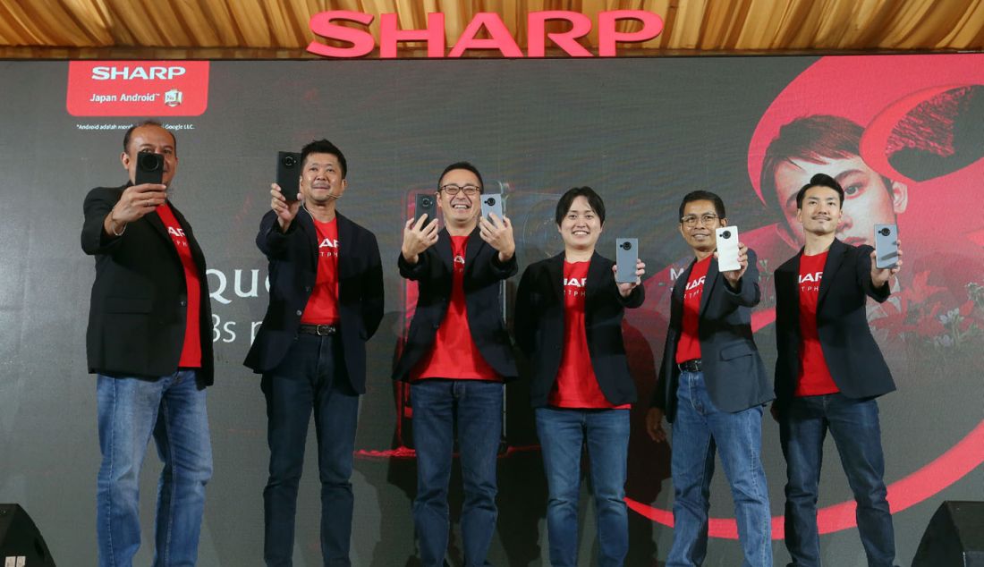 President Director PT Sharp Electronics Indonesia Shinji Teraoka bersama perwakilan dari PT Sharp Electronics Indonesia saat peluncuran Sharp AQUOS R8 Series, Jakarta, Rabu (6/12). Dengan kamera utama 50MP dan kamera ultrawide 13MP, ponsel ini dibekali sensor kamera 1 inch sehingga dapat menangkap gradasi warna, cahaya, lebih sedikit distorsi dan gambar yang lebih nyata. - JPNN.com