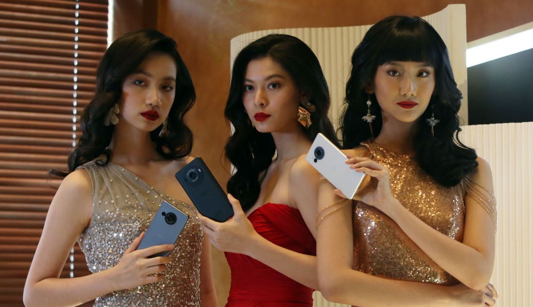 Sejumlah model saat menunjukkan smartphone Sharp AQUOS R8 Series seusai peluncuran Sharp AQUOS R8 Series, Jakarta, Rabu (6/12). Dengan kamera utama 50MP dan kamera ultrawide 13MP, ponsel ini dibekali sensor kamera 1 inch sehingga dapat menangkap gradasi warna, cahaya, lebih sedikit distorsi dan gambar yang lebih nyata. - JPNN.com