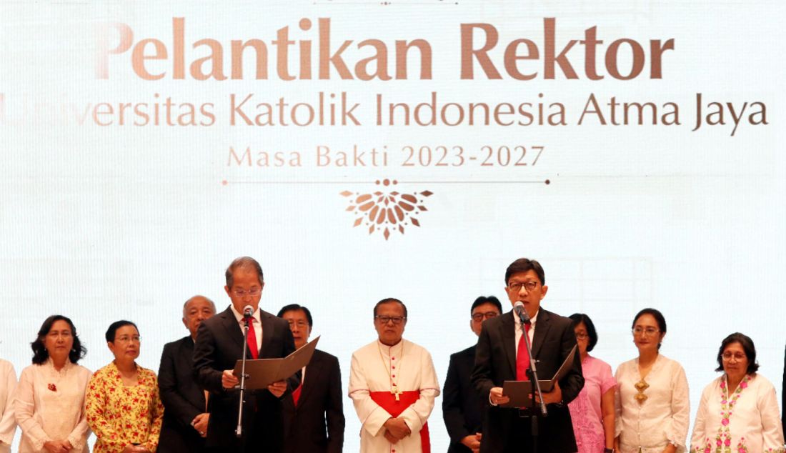 Ketua Yayasan Atma Jaya Linus M. Setiadi (kiri) saat melantik Yuda Turana sebagai Rektor Unika Atma Jaya 2023-2027. - JPNN.com