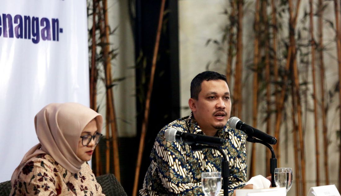 Peneliti senior LSI Denny JA, Ardian Sopa (kanan) didampingi moderator Fitri Hari memaparkan temuan dan analisis survei di Jakarta, Senin (11/12). - JPNN.com
