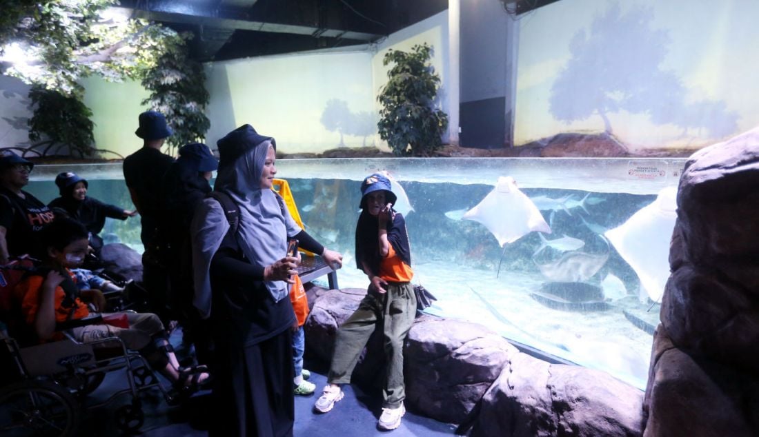 Sejumah anak-anak dari Rumah Harapan Indonesia bersama pendamping saat mengunjungi Jakarta Aquarium dan Safari pada peluncuran kemasan dan varian baru OOPS FUGU dan Friends, Jakarta, Rabu (13/12). - JPNN.com