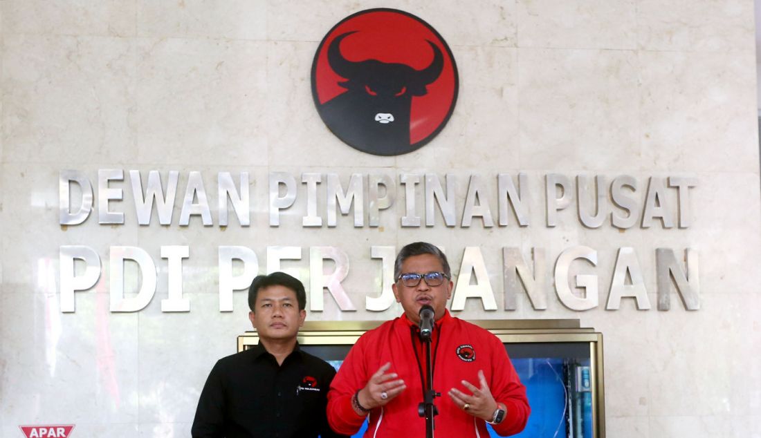 Sekjen PDIP Hasto Kristiyanto memberikan keterangan pers mengenai dinamika politik dan isu-isu aktual menjelang Pemilu 2024 di Kantor DPP PDI Perjuangan, Jakarta, Jumat (15/12). - JPNN.com