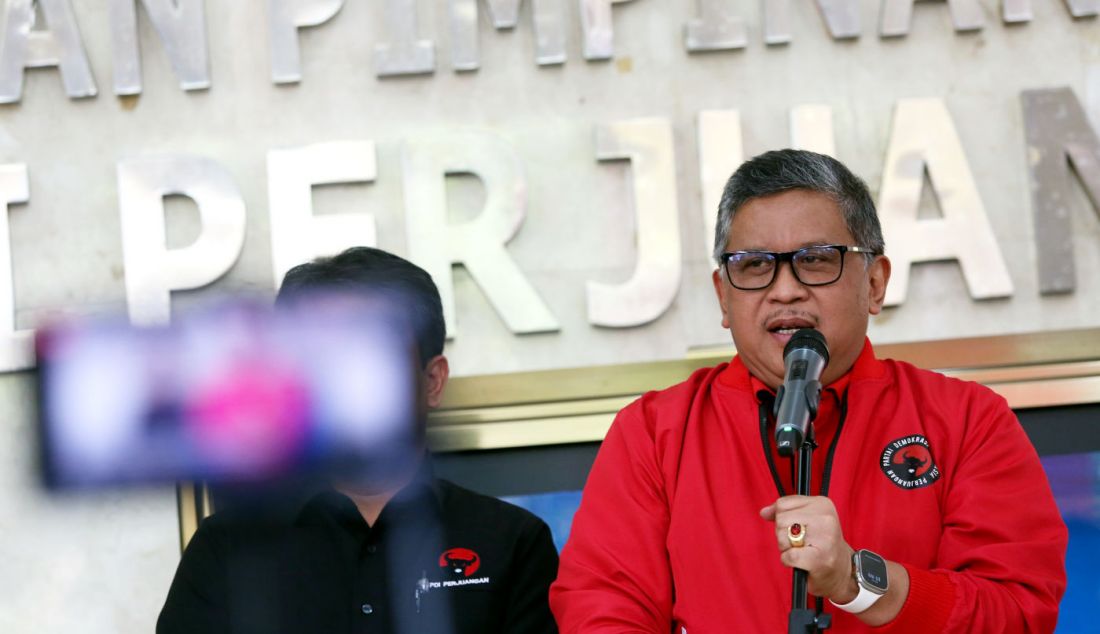 Sekjen PDIP Hasto Kristiyanto memberikan keterangan pers mengenai dinamika politik dan isu-isu aktual menjelang Pemilu 2024 di Kantor DPP PDI Perjuangan, Jakarta, Jumat (15/12). - JPNN.com