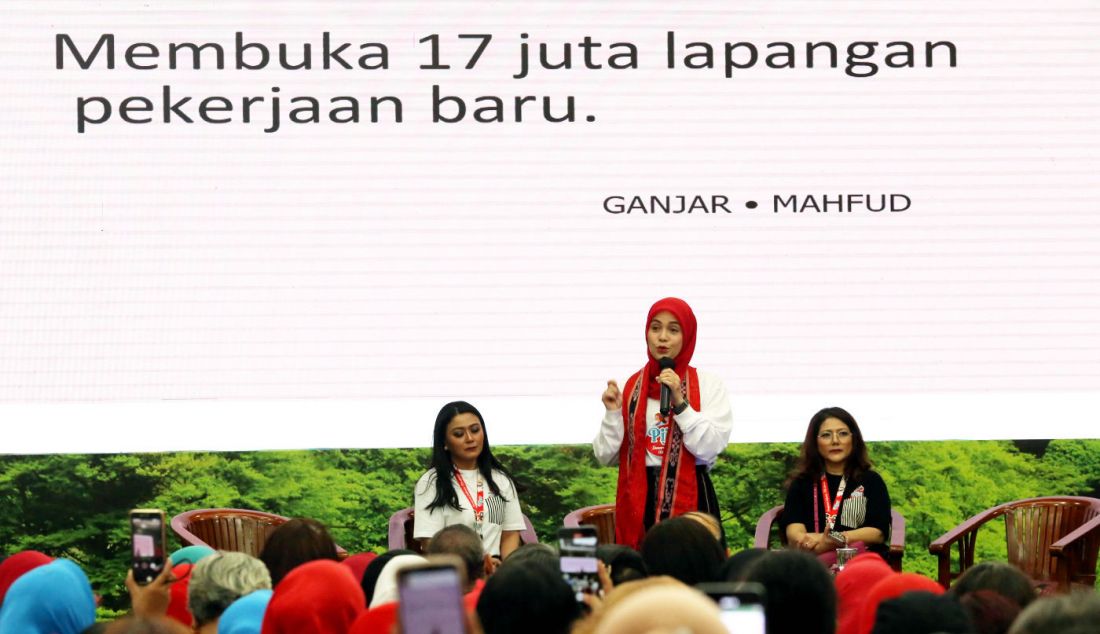 Siti Atikoh Ganjar Pranowo menghadiri rapat koordinasi nasional (Rakornas) tahun 2023 di Kantor DPP PDI Perjuangan, Jakarta, Sabtu (16/12). Rakornas ini beragendakan pemaparan materi dari Ibu Siti Atikoh, Dialog, Flashmob, hingga launching merchandise Ganjar-Mahfud. - JPNN.com